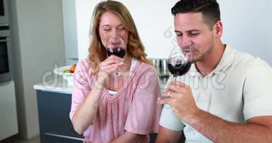 幸福的一对夫妇在镜头前微笑着<strong>品尝红酒</strong>